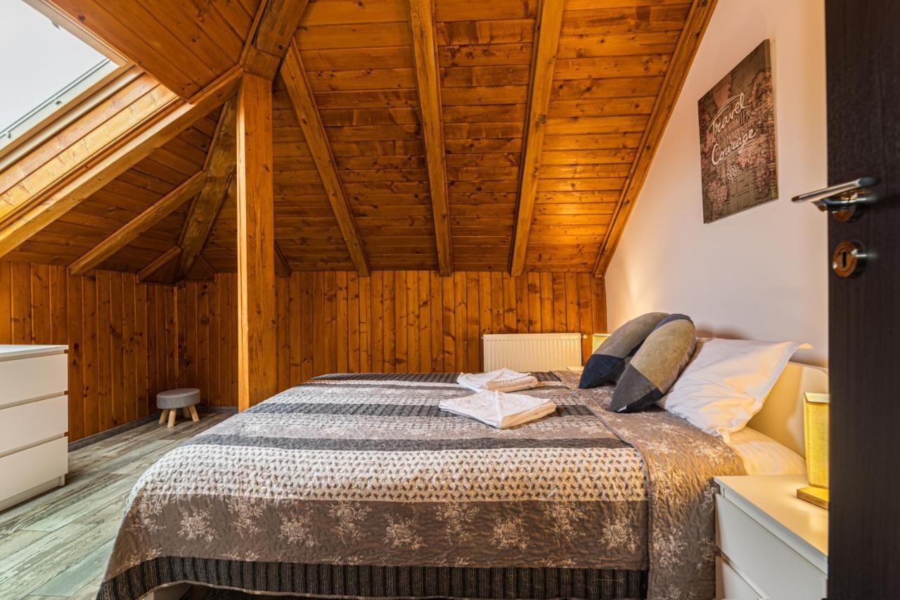 Snug Apartments - Private Parking Near Downtown Brasov Exterior photo