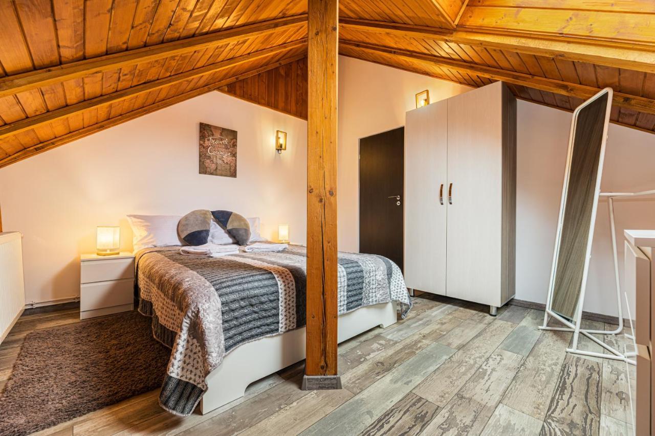 Snug Apartments - Private Parking Near Downtown Brasov Exterior photo