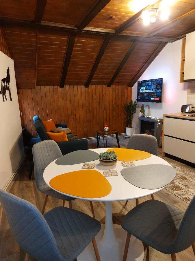 Snug Apartments - Private Parking Near Downtown Brasov Exterior photo