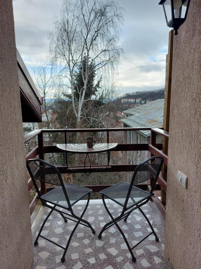 Snug Apartments - Private Parking Near Downtown Brasov Exterior photo